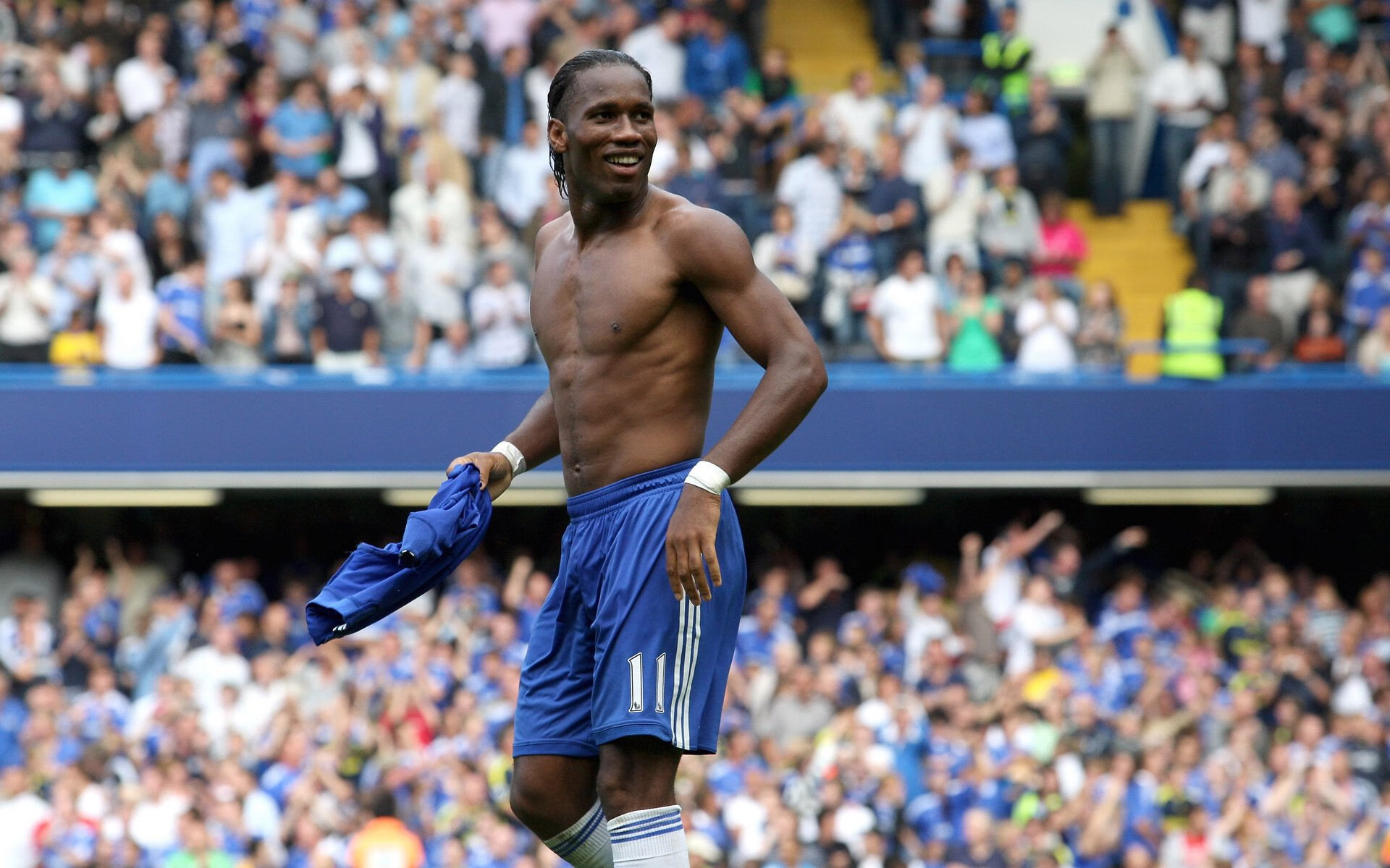 大型足球展在本地博物馆举行，推广足球文化，足球展览海报